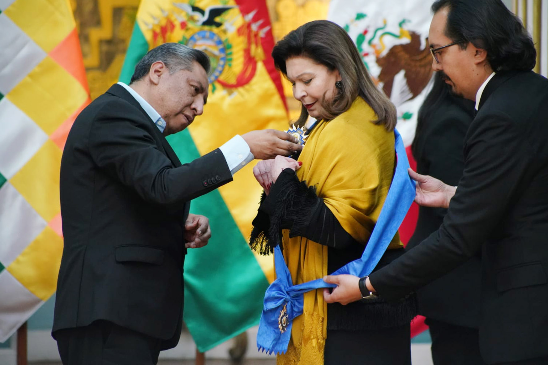Condecoración de la Legión de Honor Mariscal Andrés de Santa Cruz y Calahumana en el grado de Gran Cruz a la embajadora de Estados Unidos Mexicanos, María Teresa Mercado