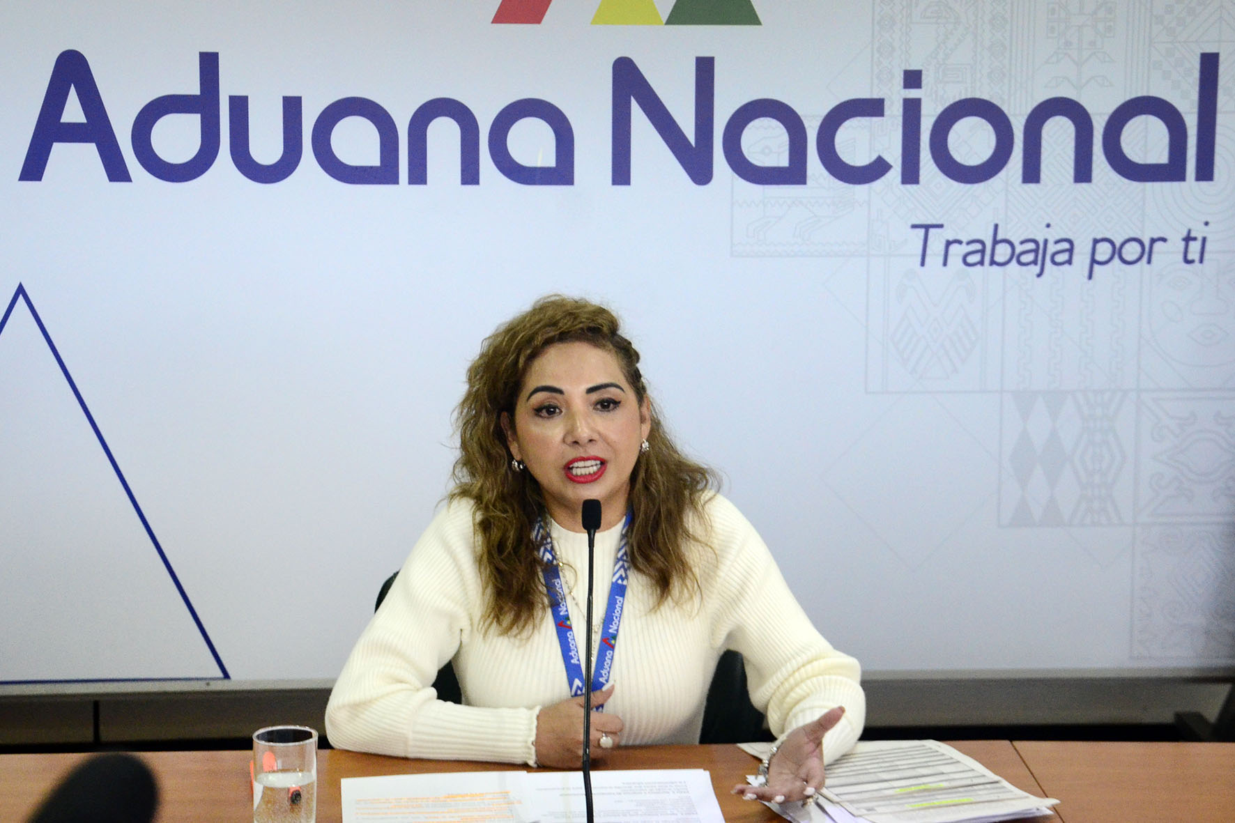 Abi Presidenta Ejecutiva De La Aduana Nacional Karina Serrudo En Conferencia De Prensa 7735