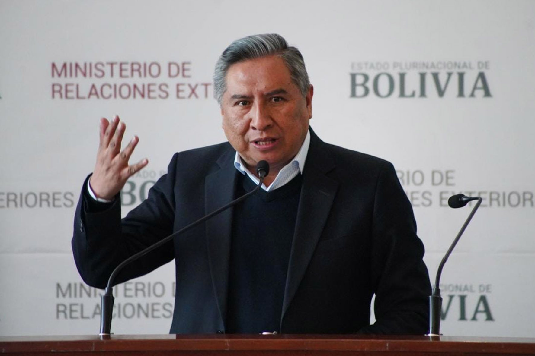 Ministro de Relaciones Exteriores Rogelio Mayta, brinda conferencia de prensa sobre la propuesta constitucional de Gonzalo Sánchez de Lozada