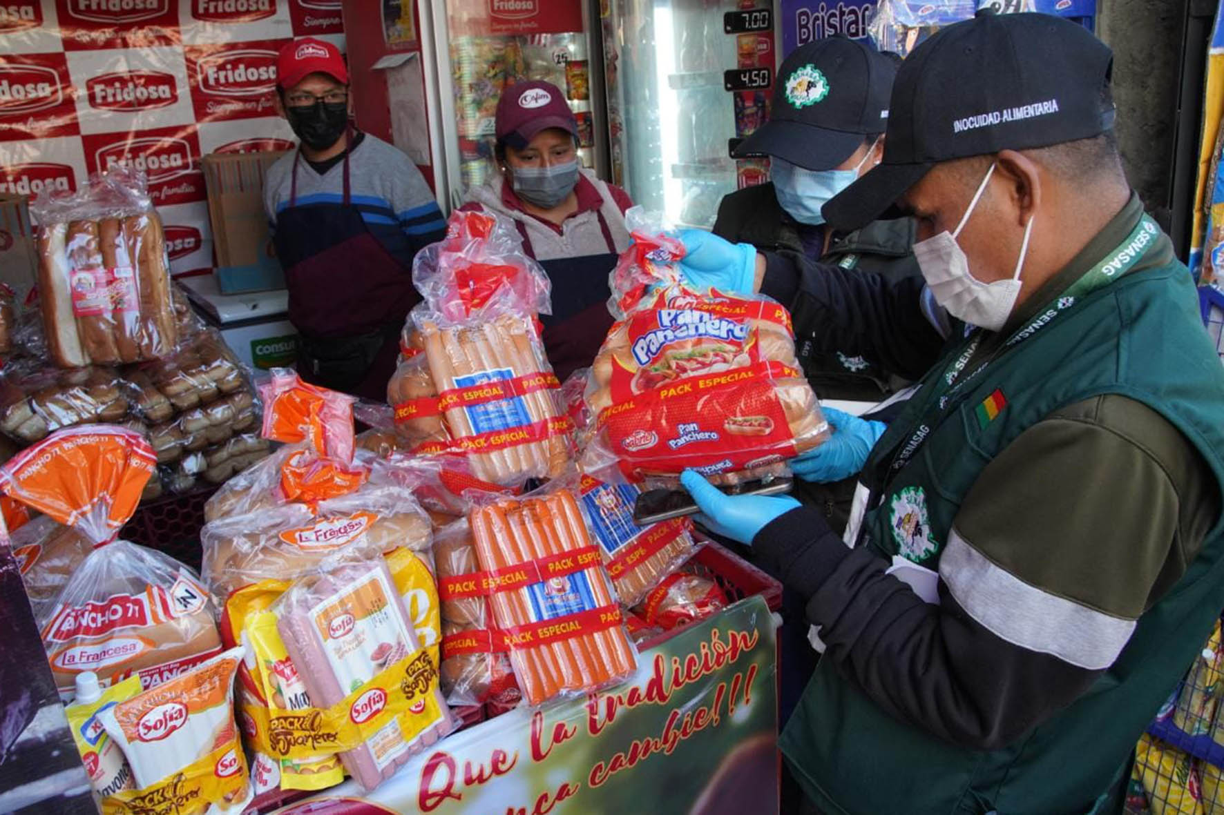 Viceministerio de Defensa de los Derechos del Usuario y Consumidor, verifican la comercialización de embutidos en mercados de la ciudad de La Paz