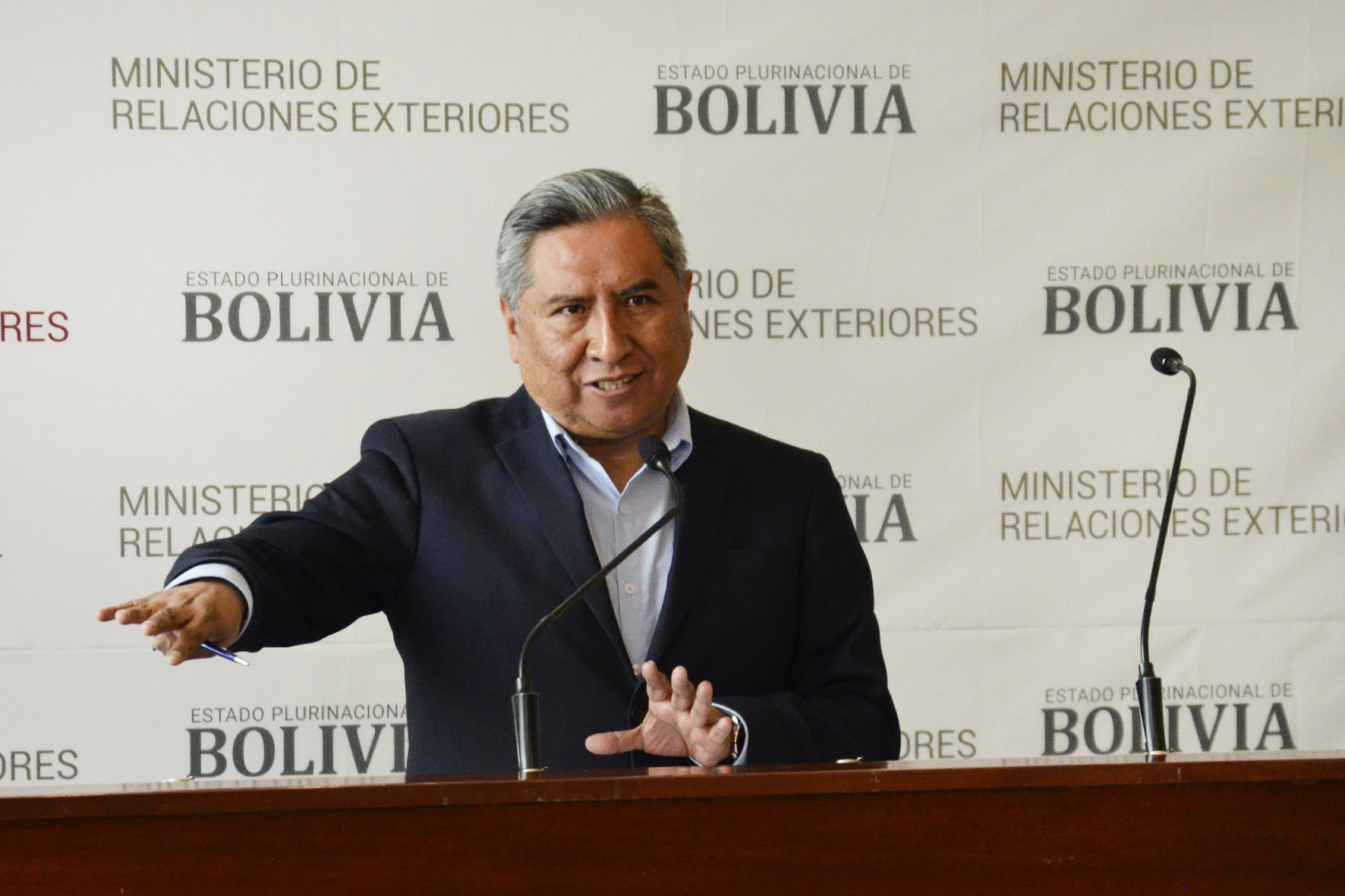 Ministro de Relaciones Exteriores Rogelio Mayta, en conferencia de prensa