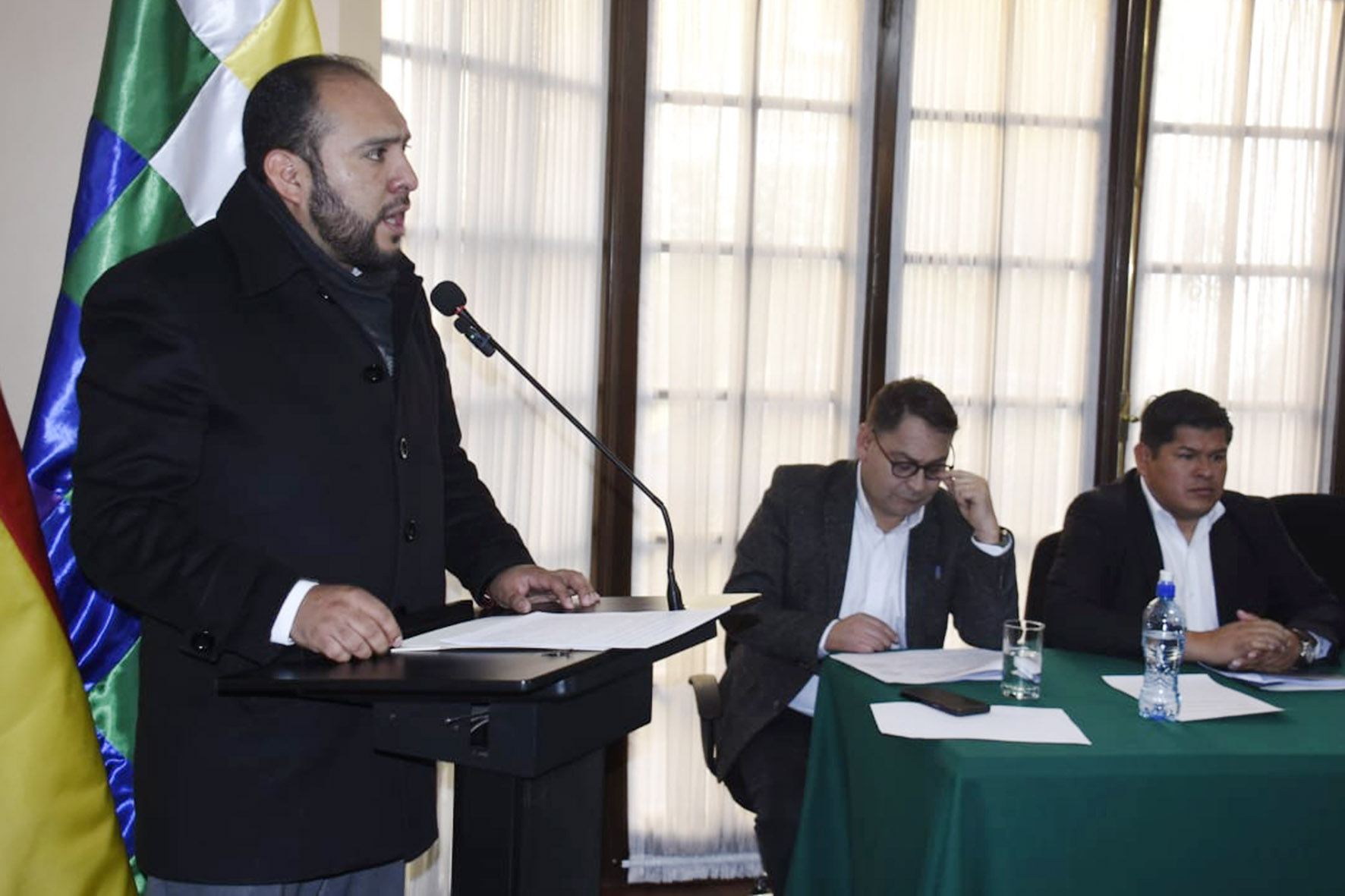 Viceministros de Régimen Interior Jhonny Aguilera, de Defensa Social, Jaime Mamani y de Seguridad Ciudadana, Roberto Ríos en conferencia de prensa