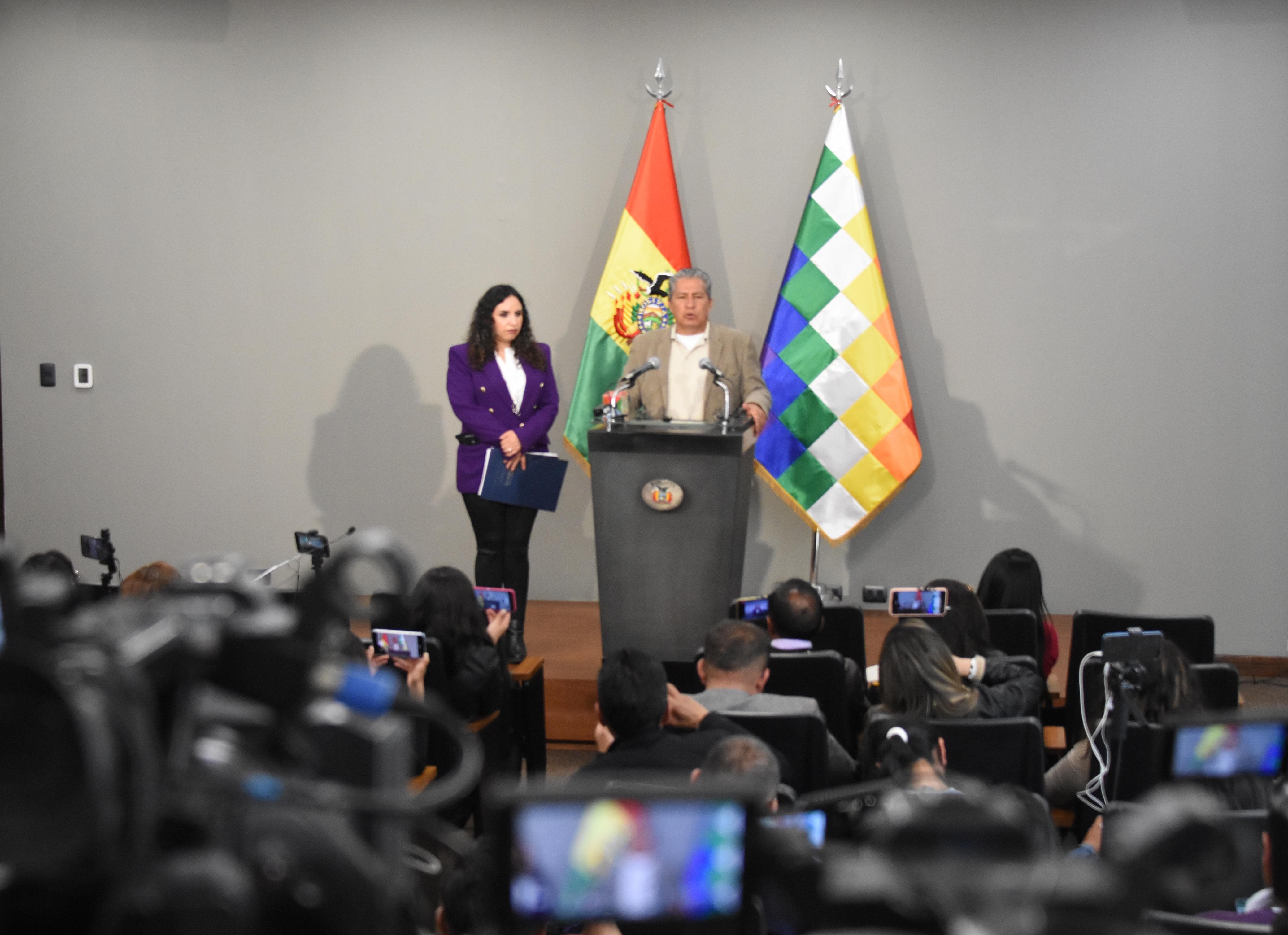  El ministro de Defensa, Edmundo Novillo Aguilar junto a la ministra de Salud María Renee Castro en conferencia respecto a la Acciones Contra los Incendios