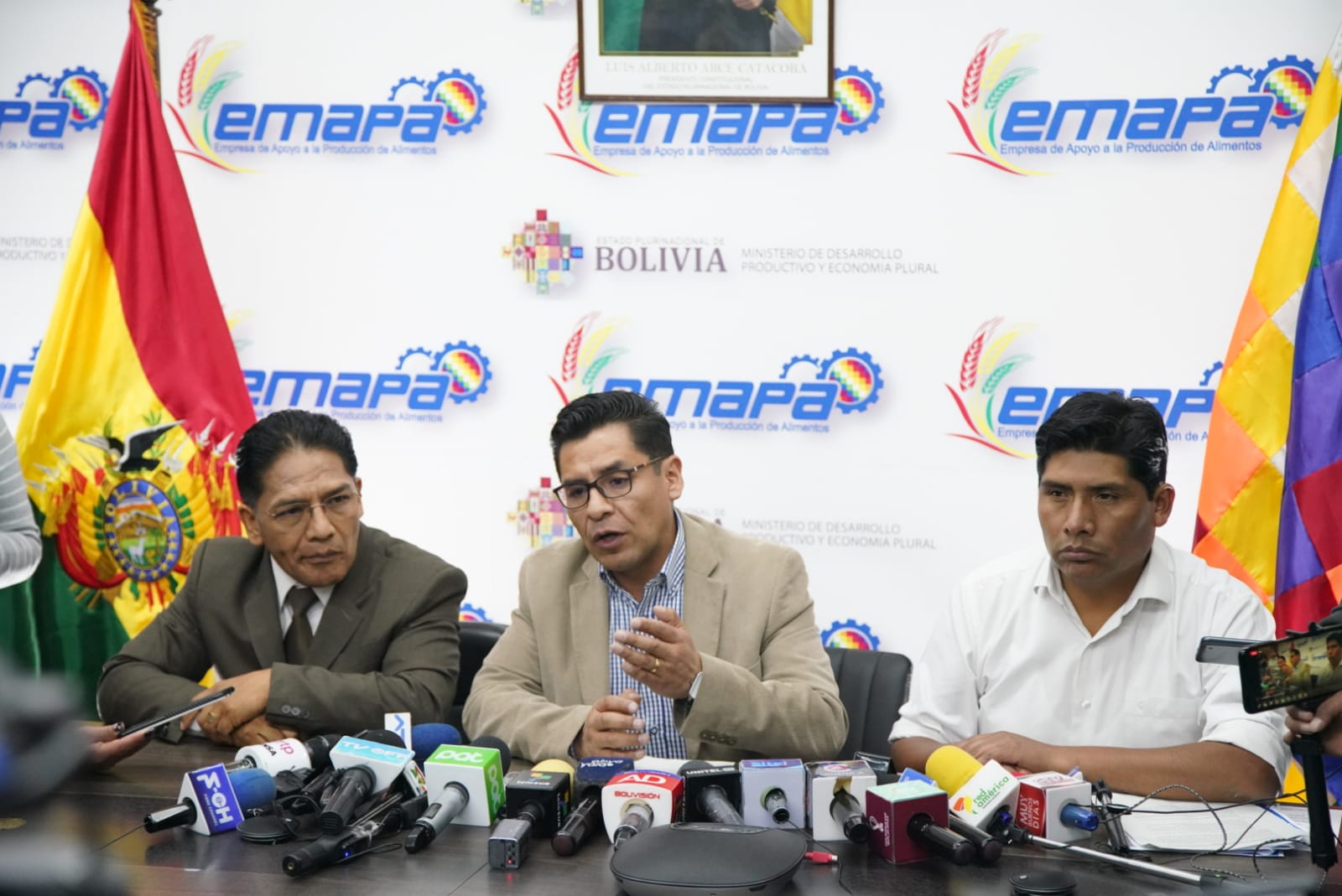 Franklin Flores, gerente general de Emapa y Jorge Silva, Viceministro de Defensa del Consumidor, garantizaron la provisión de carne de res al mercado interno