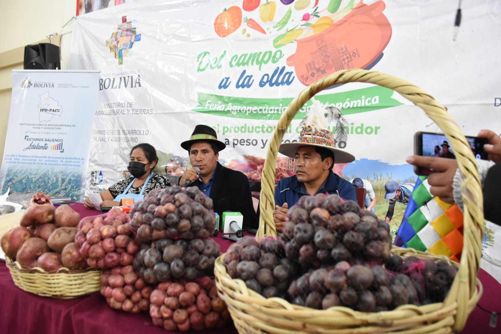El Viceministro de Desarrollo Rural y Agropecuario, Álvaro Mollinedo, brinda conferencia de prensa, invitaron a la feria del Campo a la olla primera versión 2023