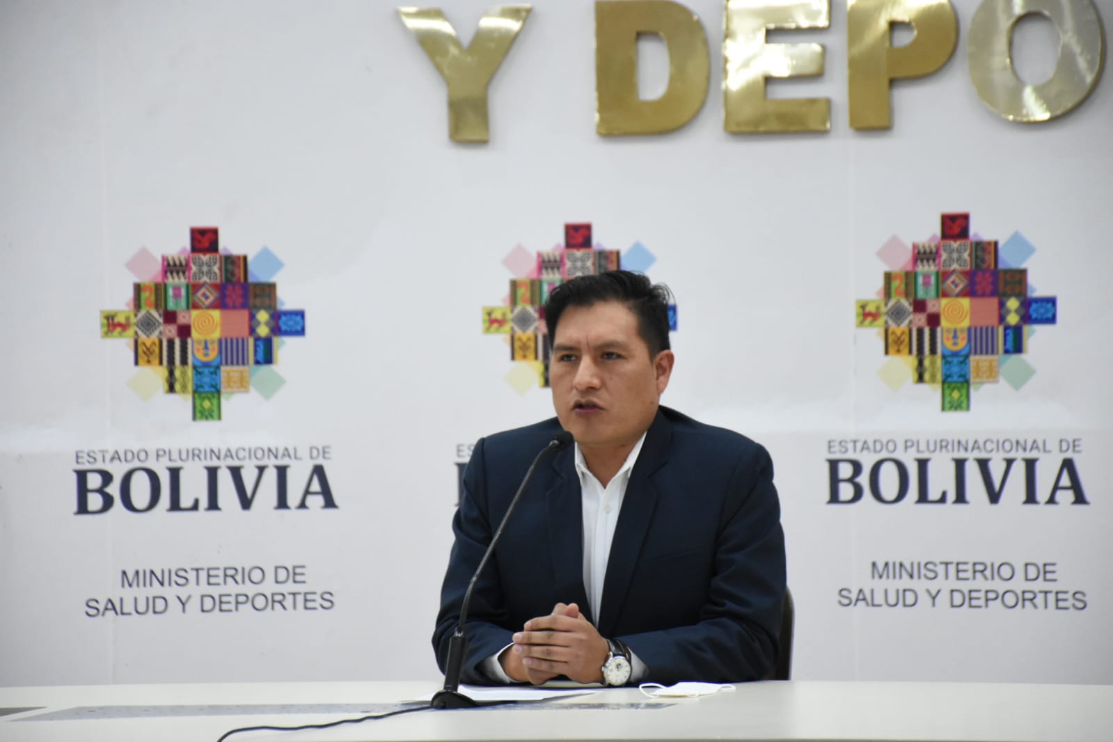 El Ministro de Salud y Deportes, Dr. Jeyson Auza, brinda conferencia de prensa sobre el estado de salud de Luis Fernando Camacho