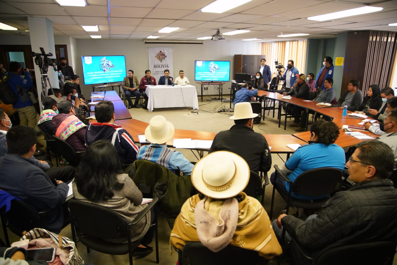 El Ministro de Salud y Deportes, Dr. Jeyson Auza, participó en la reunión con representantes de los y Gobiernos Autónomos Indígenas Originarios Campesinos , CIDOB y el Conamaq para abordar acciones de salud