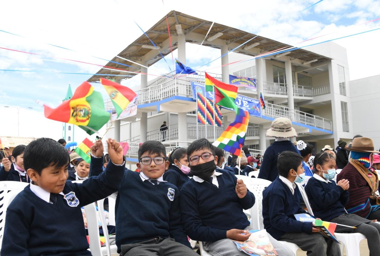 El Presidente del Estado Luis Alberto Arce Catacora entregó infraestructura a la Unidad Educativa ''Cristal B'' en el Distrito 8 de la ciudad de El Alto (1/2)