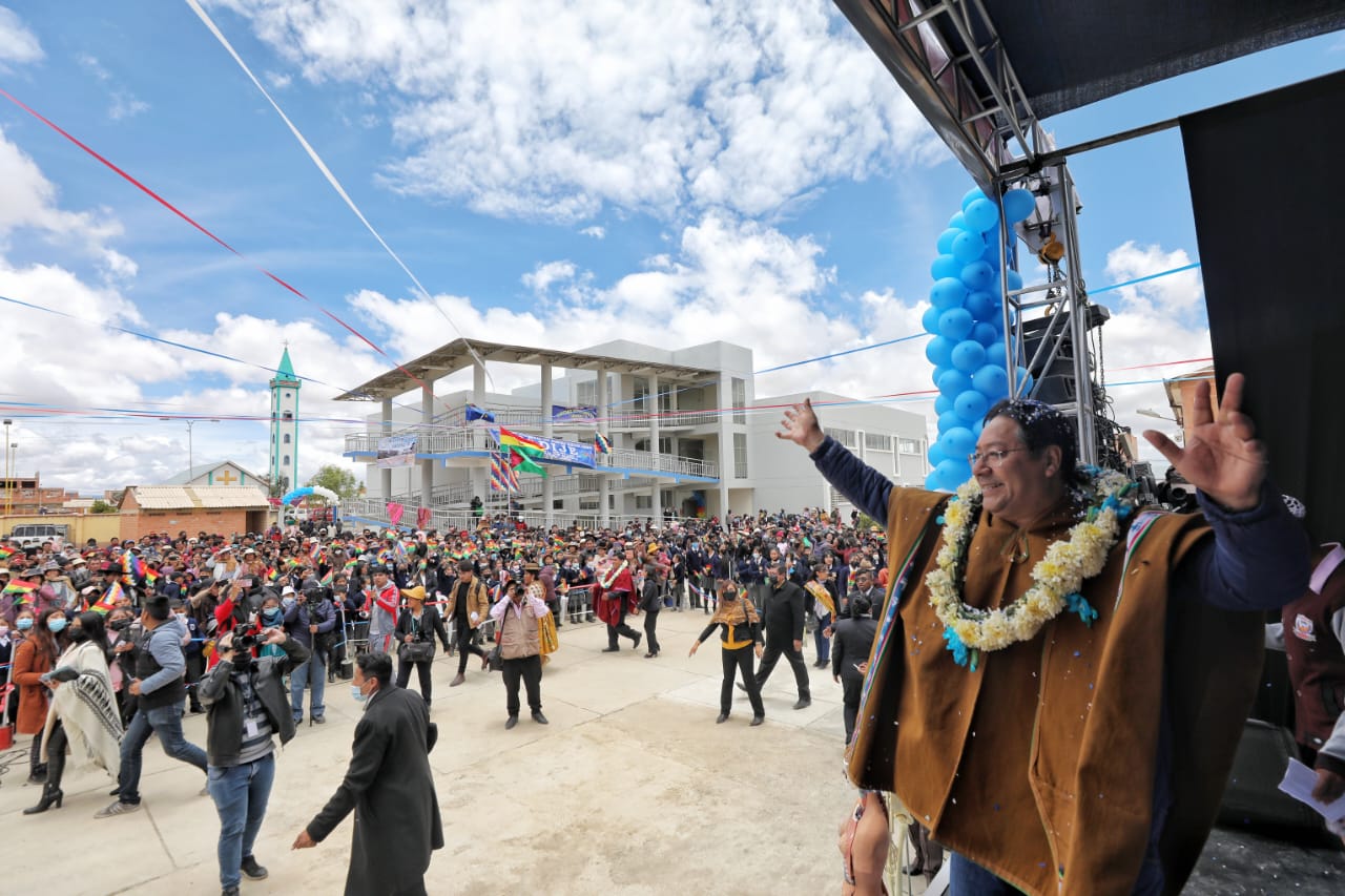 El Presidente del Estado Luis Alberto Arce Catacora entregó infraestructura a la Unidad Educativa ''Cristal B'' en el Distrito 8 de la ciudad de El Alto (2/2)