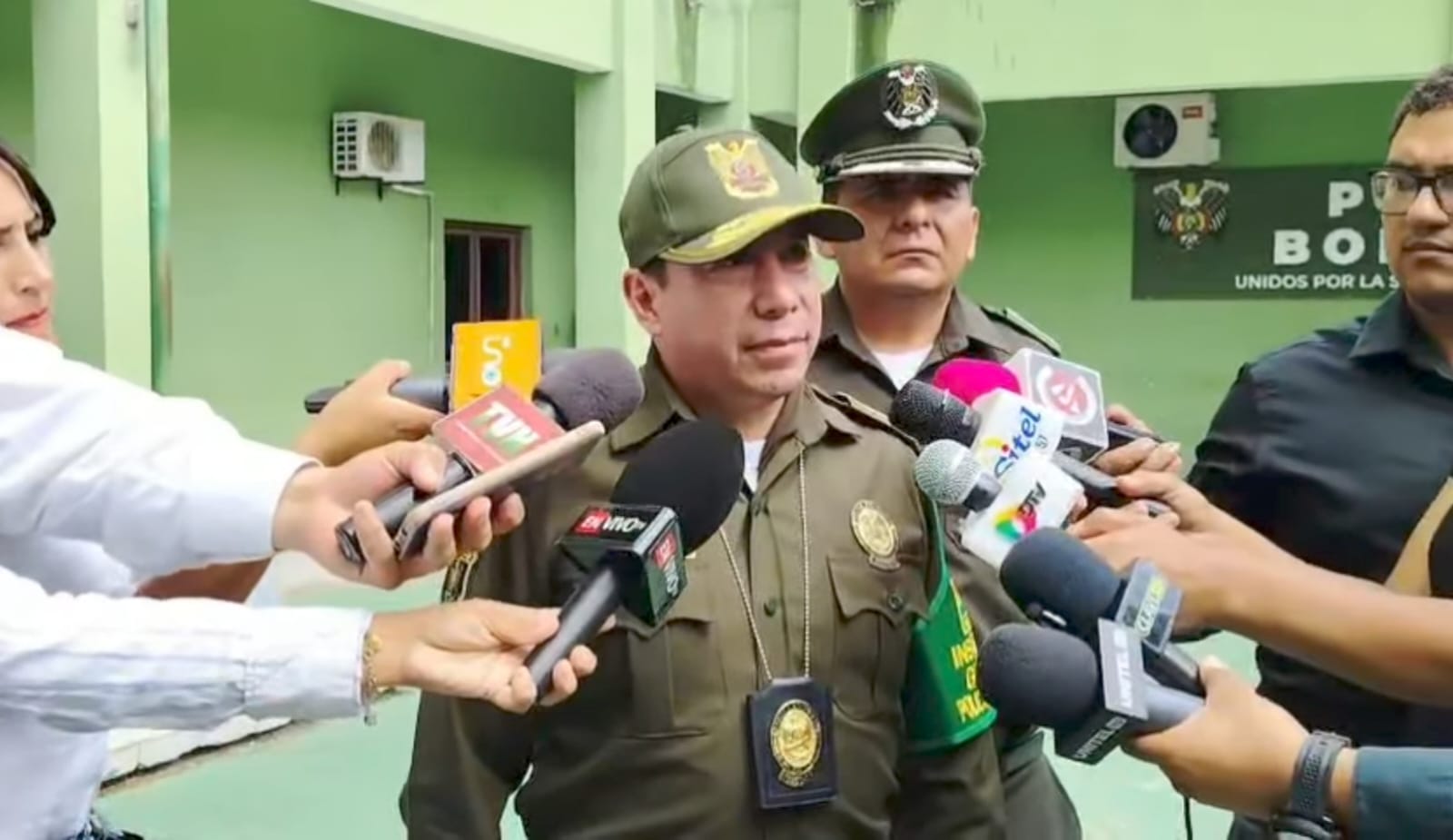 Detienen a un policía acusado de cobros irregulares en la terminal de Santa Cruz