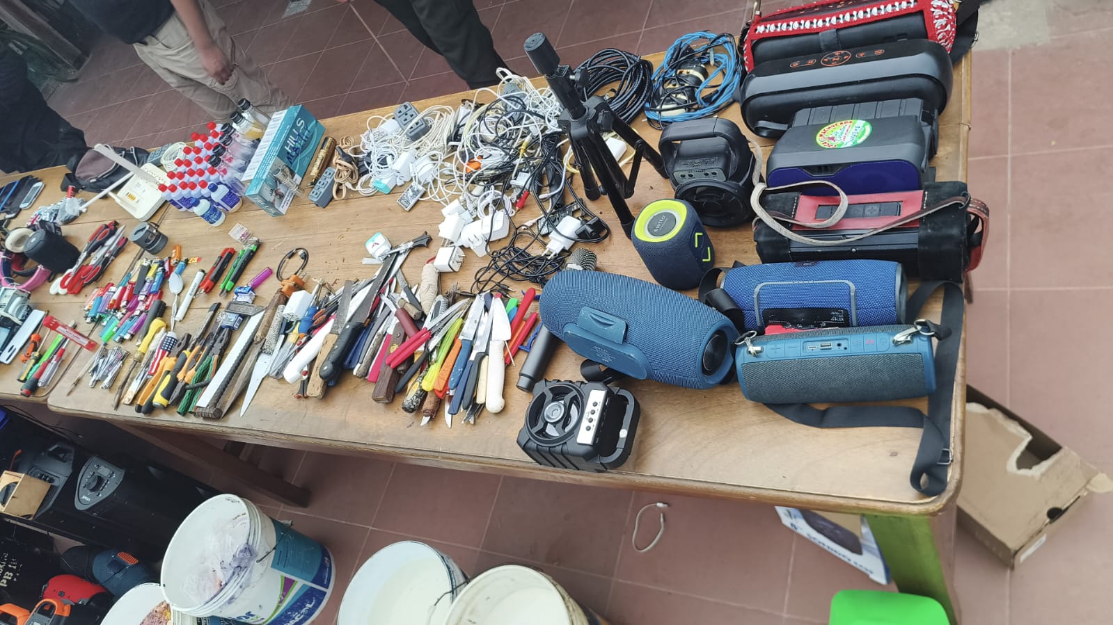 Objetos secuestrados en requisa en el penal de Palmasola en Santa Cruz. Foto: Dirección de Régimen Penitenciario.