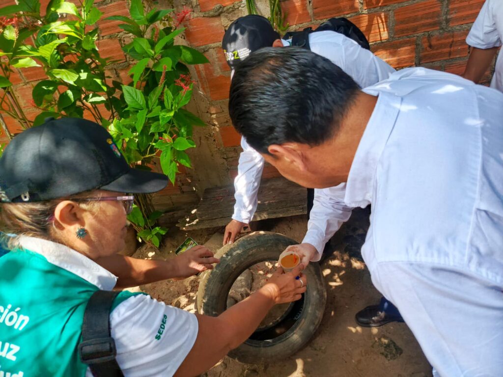 Personal del Sedes recorre diferentes barrios de Santa Cruz. Foto: Gobernación.
