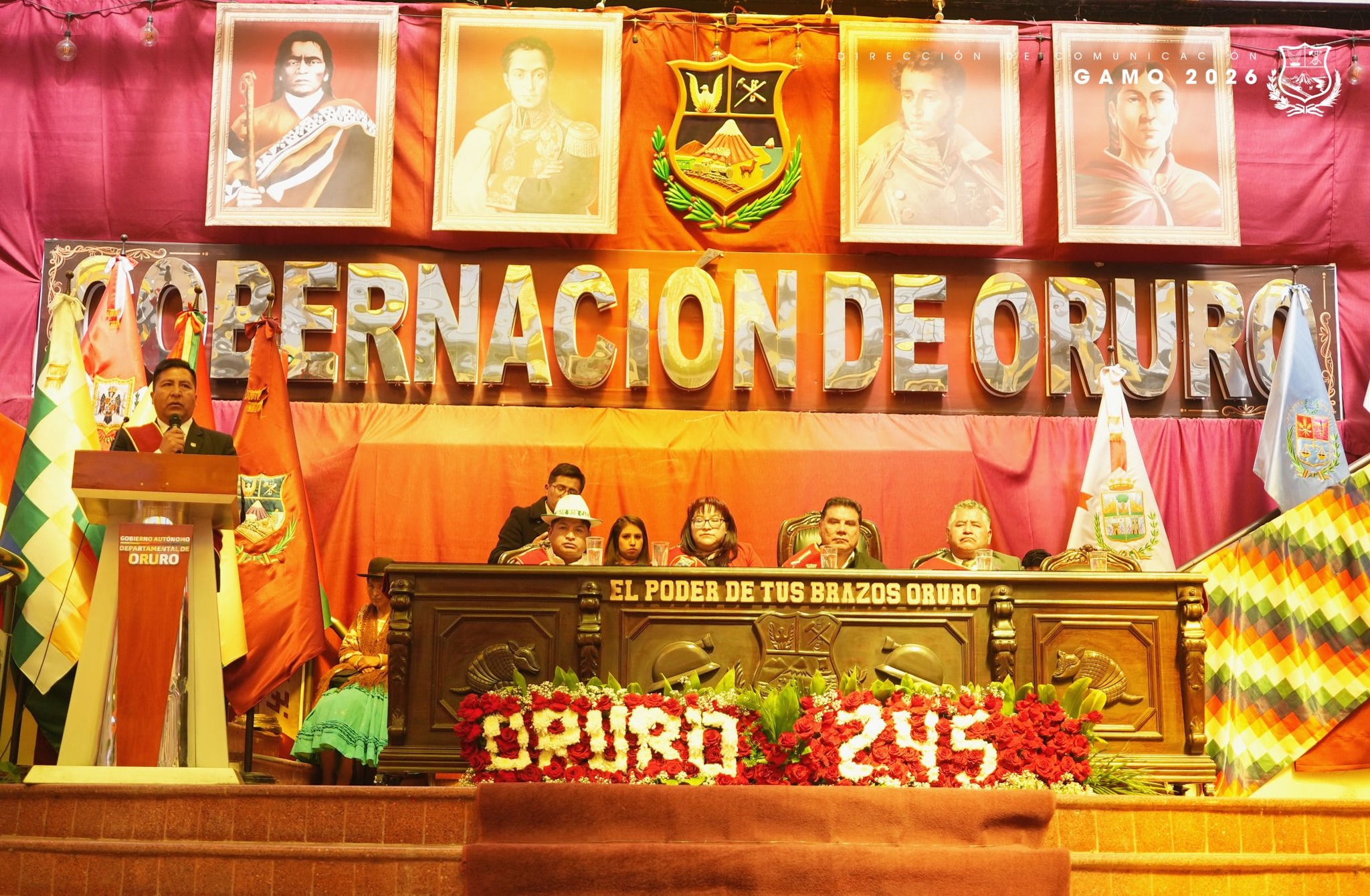 Autoridades locales participan en la sesión de honor. Foto: GAMO