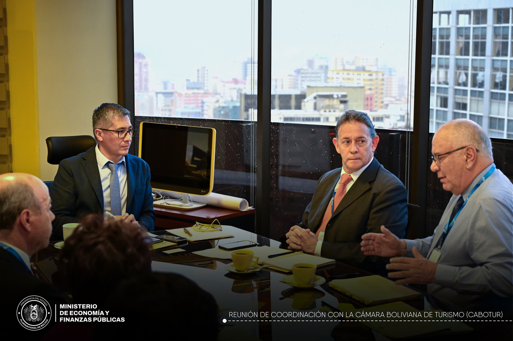 Autoridades del Ministerio de Economía y representantes de sector turismo en una reunión. Foto: MEFP.