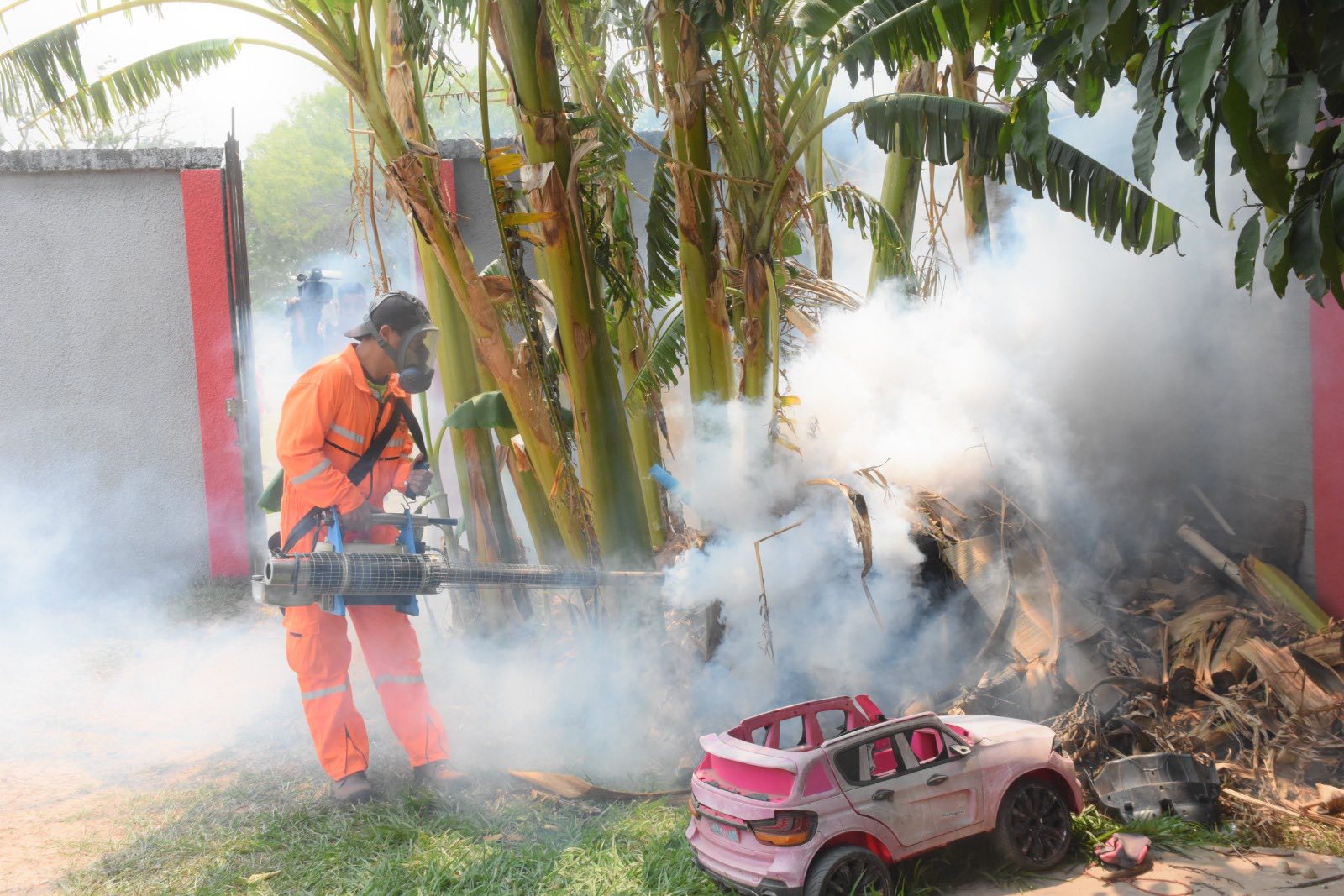 Funcionarios realizan tareas de fumigación. Foto: Alcaldía de Santa Cruz.