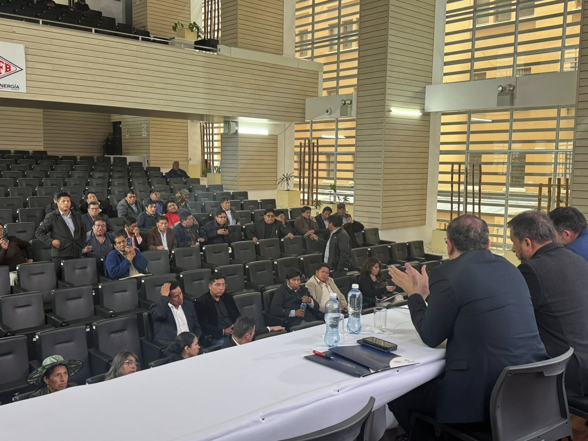 La dirigencia de los choferes reunida con autoridades de Gobierno. Foto: Ministerio de Hidrocarburos