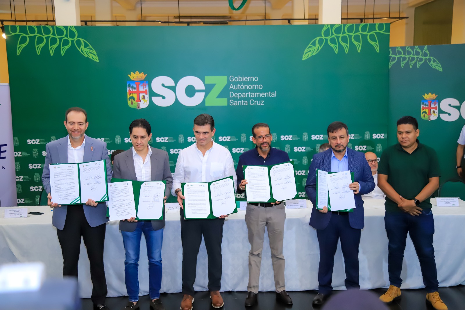 El presidente Rodrigo Paz junto a autoridades de Santa Cruz. Foto: ENDE.
