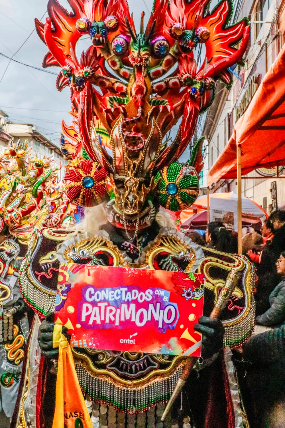 Un danzarín con el traje de la diablada en el Carnaval de Oruro. Foto: MOPSV.