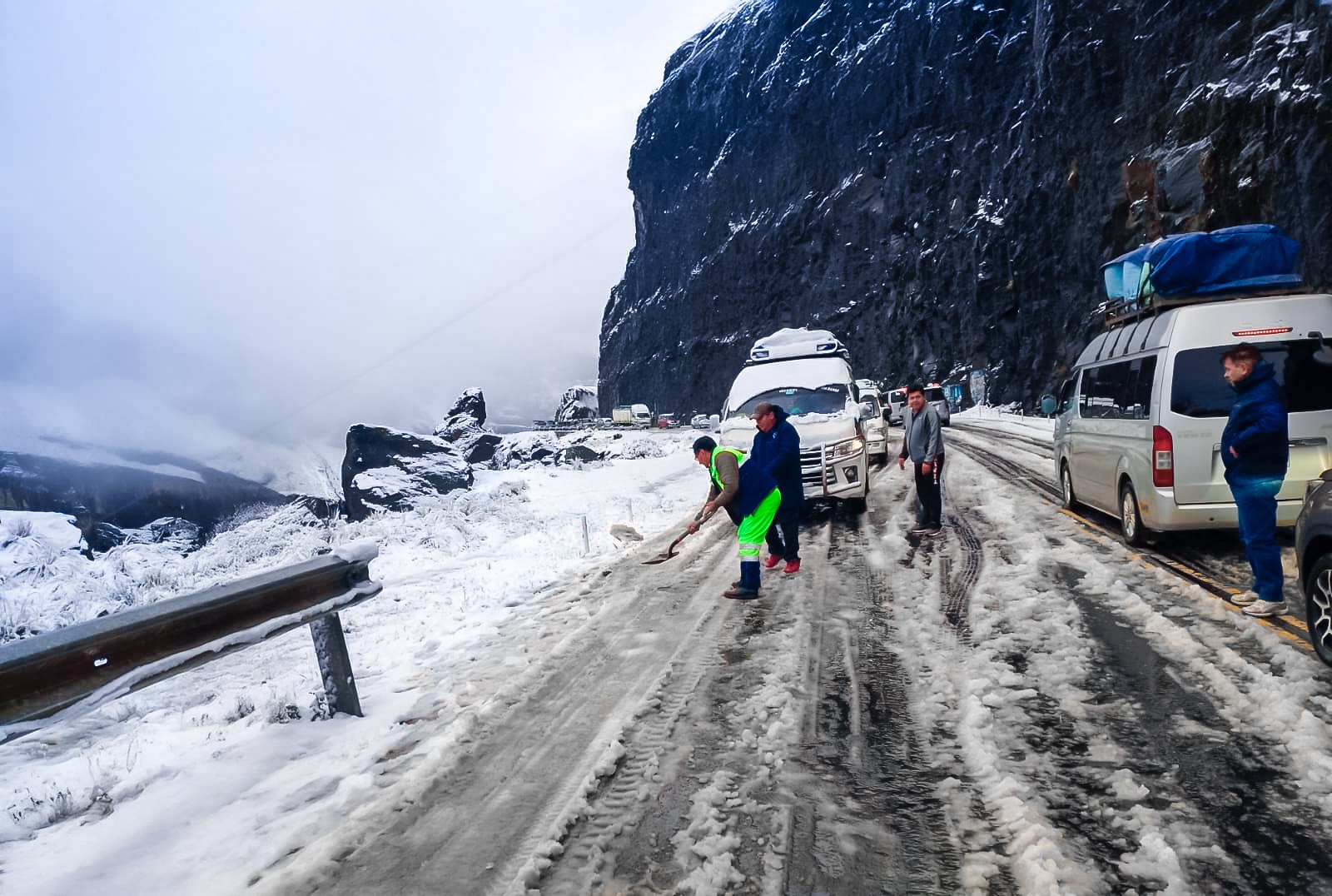 Trabajos de limpieza en la carretera hacia Los Yungas en La Paz tras intensa nevada. Foto: ABC.