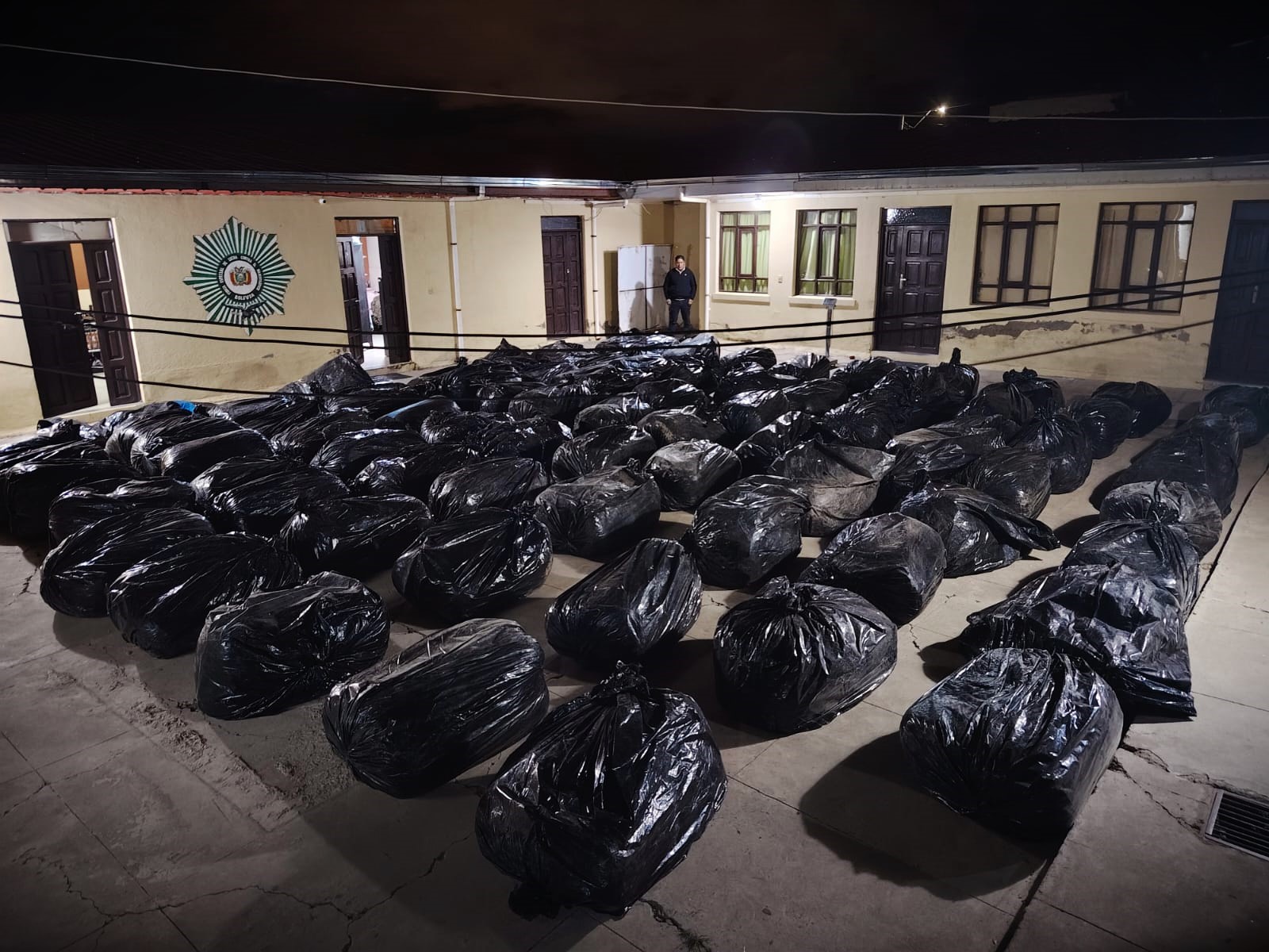 Bolsas decomisadas con marihuana en carretera Oruro-Sucre. Foto: Policía Boliviana.