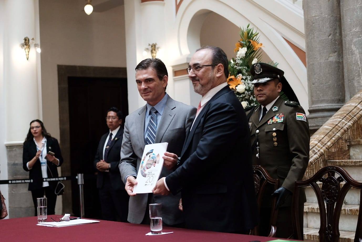 El presidente de Bolivia, Rodrigo Paz, y el presidente de la CAF, Sergio Díaz-Granados. Foto: Presidencia.