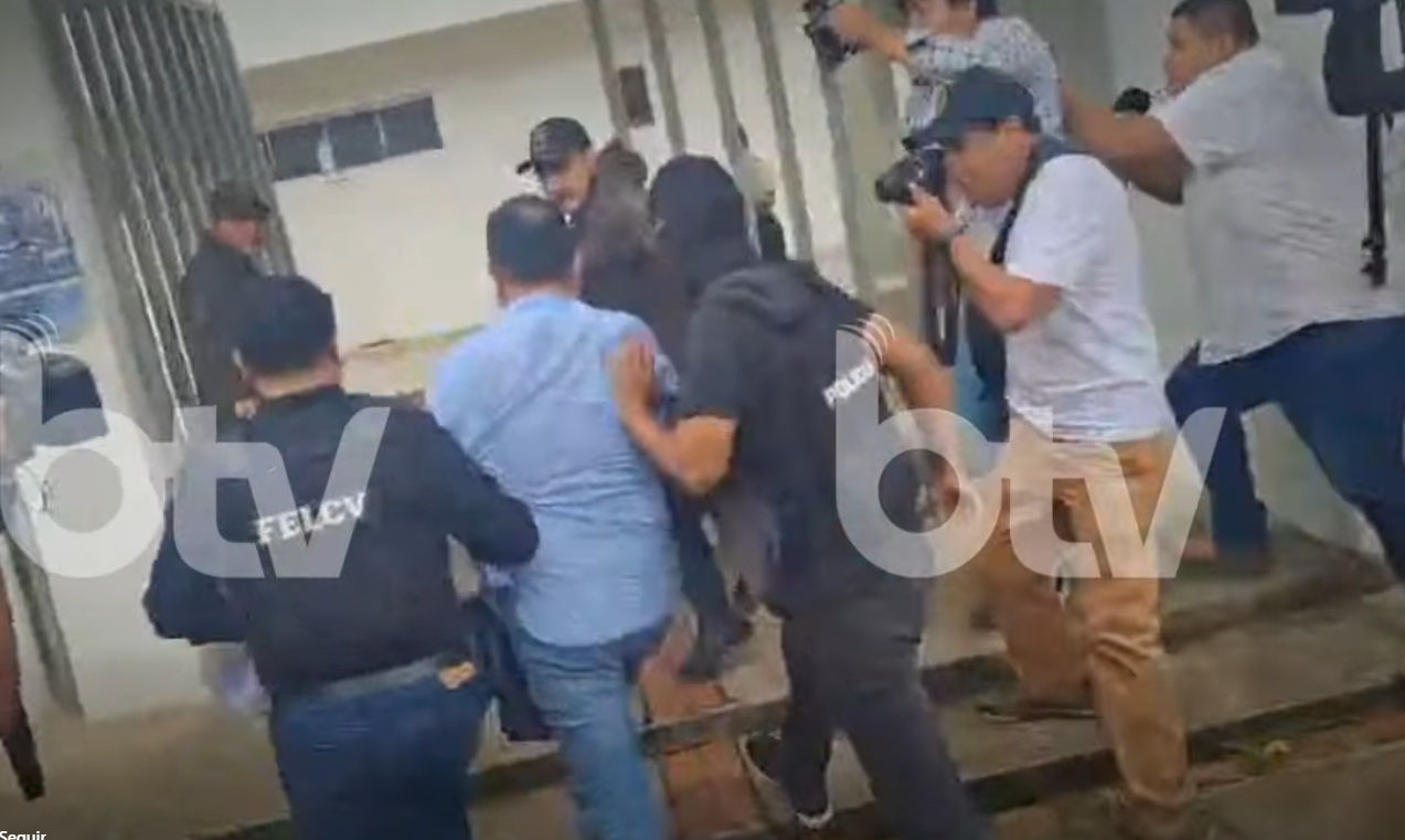 Momento en el que el pastor peruano ingresa a su audiencia de medidas cautelares. Foto: Captura Bolivia Tv.