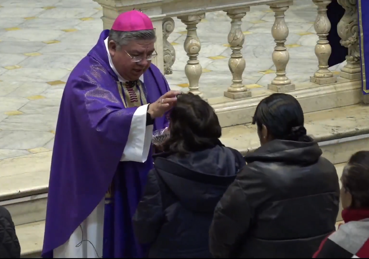 Monseñor Giovani Edgar Arana pone la cruz de la ceniza en el inicio de la Cuaresma. Foto: Captura Conferencia Episcopal Boliviana.