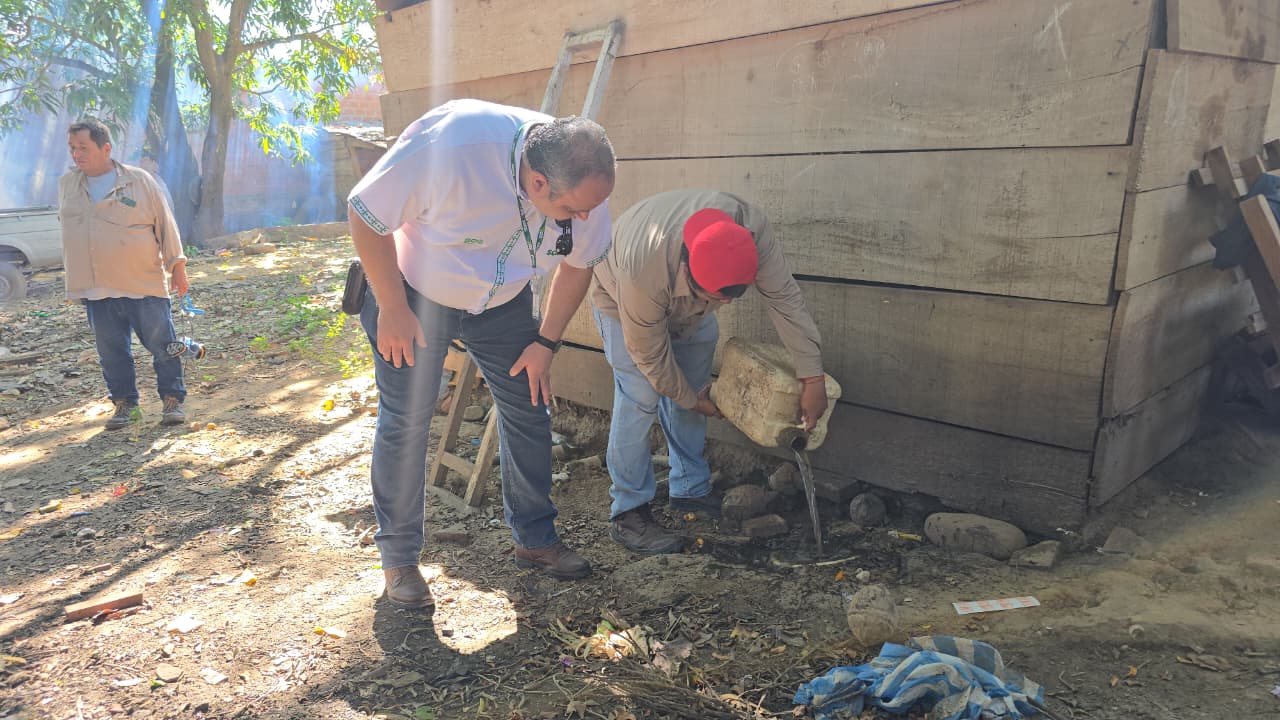 Trabajo de eliminación de criaderos y fumigación conta la chikungunya del Servicio Departamental de Salud en Santa Cruz. Foto: Sedes Santa Cruz.