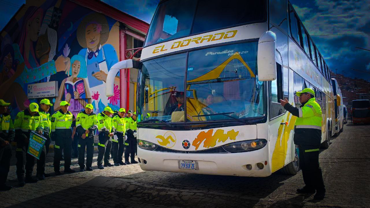 Control de la policía al transporte interdepartamental por Carnaval en La Paz. Foto: Comando Departamental de la Policía en La Paz.