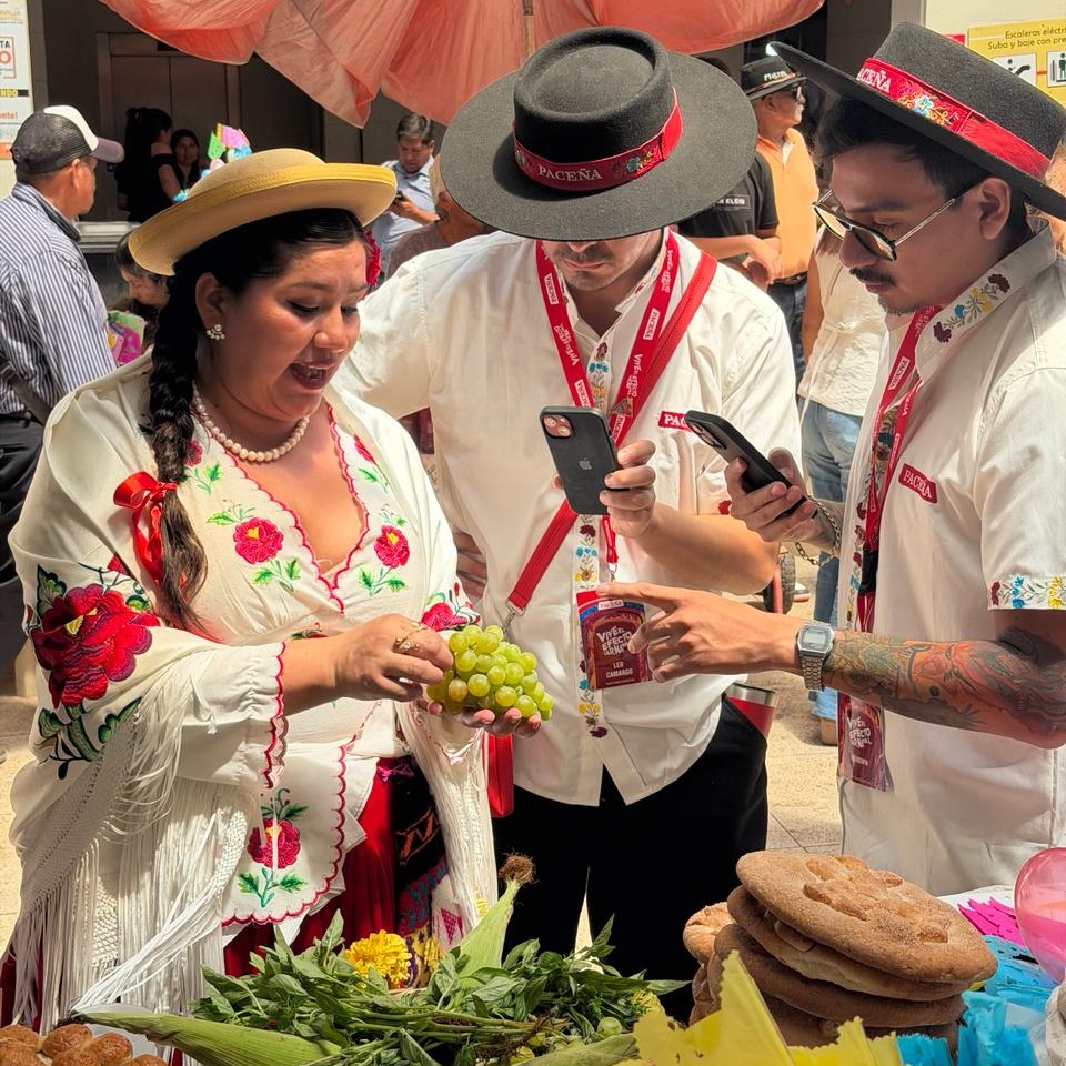 Creadores de contenido grabando en el Carnaval de Tarija. Foto: Ministerio de Turismo Sostenible Culturas Folklore y Gastronomía de Bolivia.