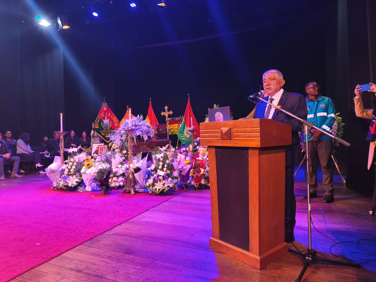 Alcalde de La Paz, Iván Arias, en acto de despedida del actor David Santalla. Foto: GAMLP.