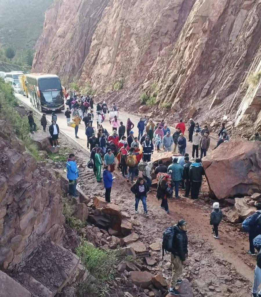 Pasajeros pasan el derrumbe entre la carretera Cochabamba-Oruro. Foto: Radio Libertad.