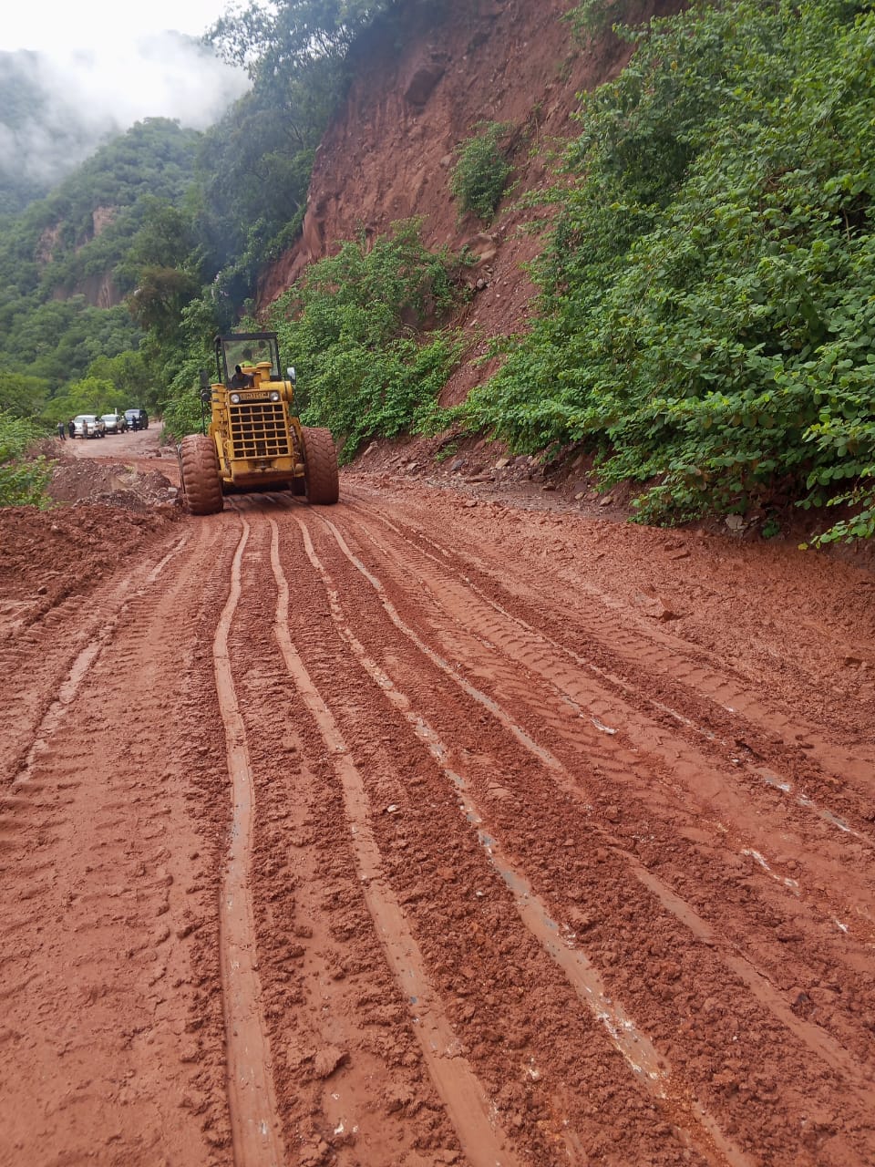 Despeje de vía por equipo pesado de la ABC en Tarija. Foto: ABC.