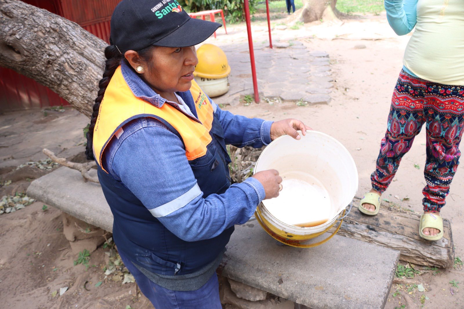 Destrucción de criaderos de chikungunya en Santa Cruz. Foto: GAMSC.