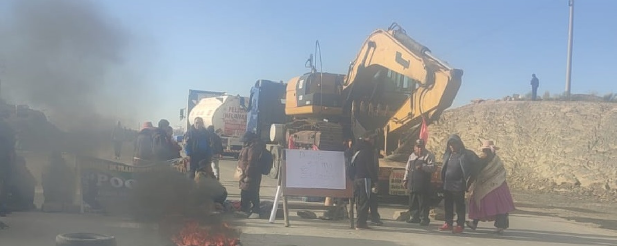 Uno de los puntos de bloqueo en Oruro. Foto: ABC.