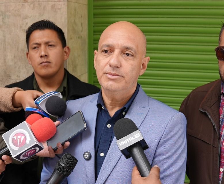 El gerente Interventor de EPSAS S.A., Edgar Landívar, informa de la aprehensión de exautoridad. Foto: EPSAS S.A.