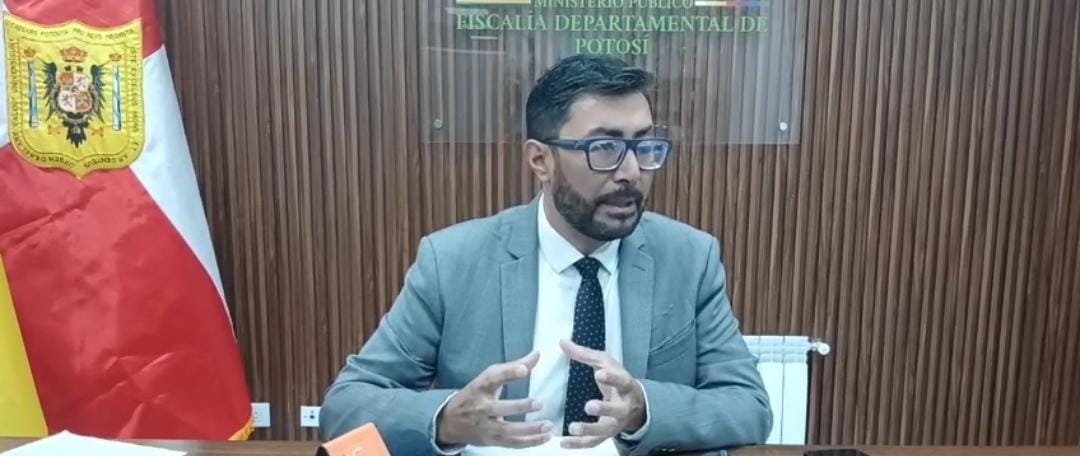 Fiscal Departamental de Potosí, Gonzalo Aparicio, en conferencia de prensa. Foto: Fiscalía General del Estado.