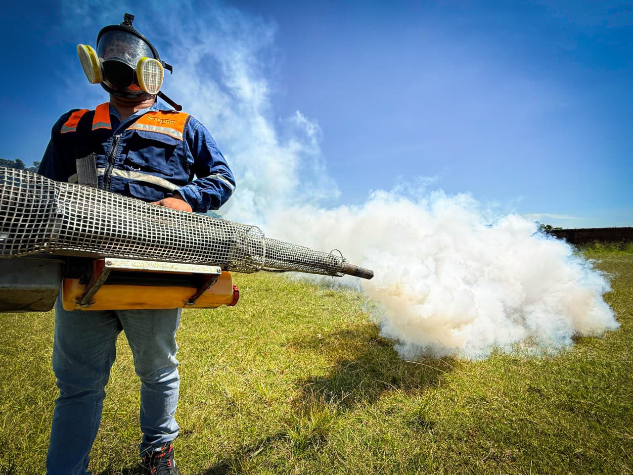 Fumigación contra la chikungunya en minga en Santa Cruz. Foto: GAMSC.