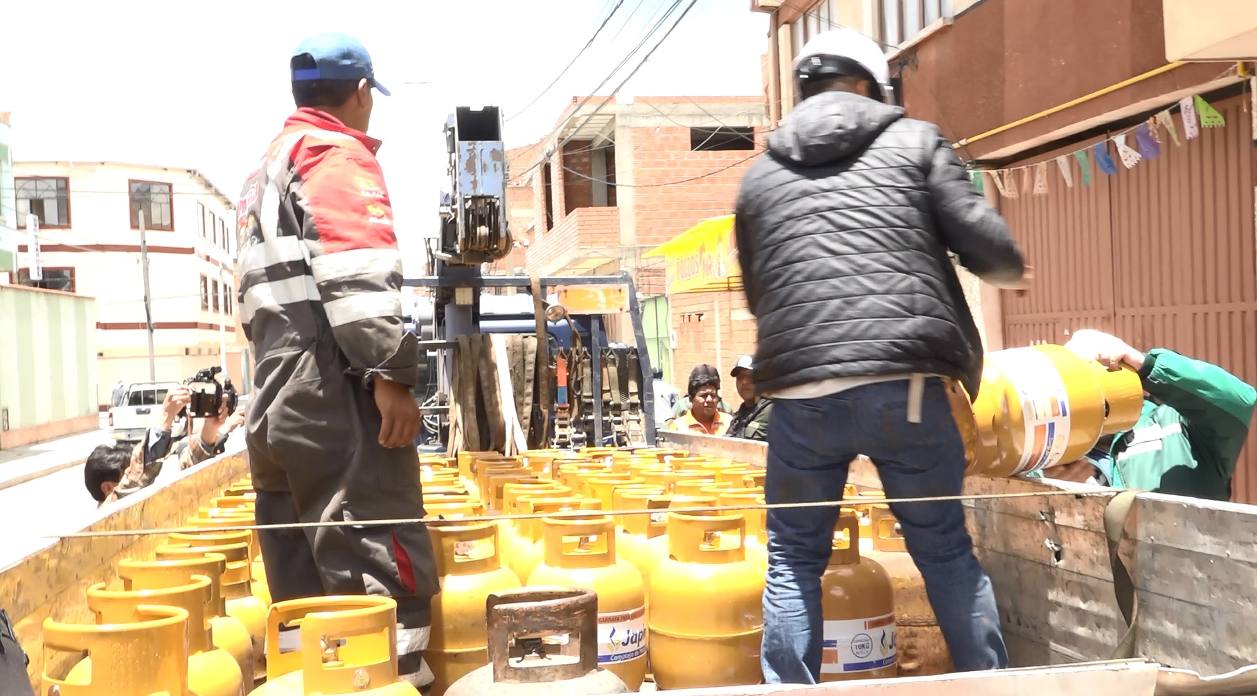 Policía y ANH realizan operativos en El Alto.