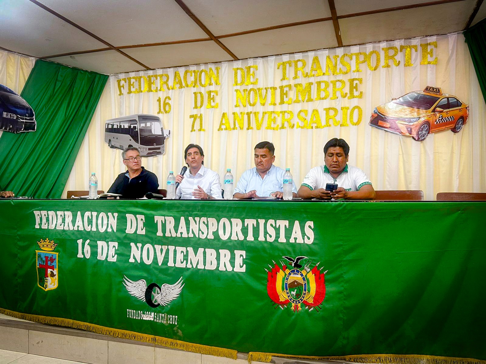 Autoridades del Ministerio de Obras Públicas y transportistas de Santa Cruz se reunieron el miércoles. Foto: MOPSV.