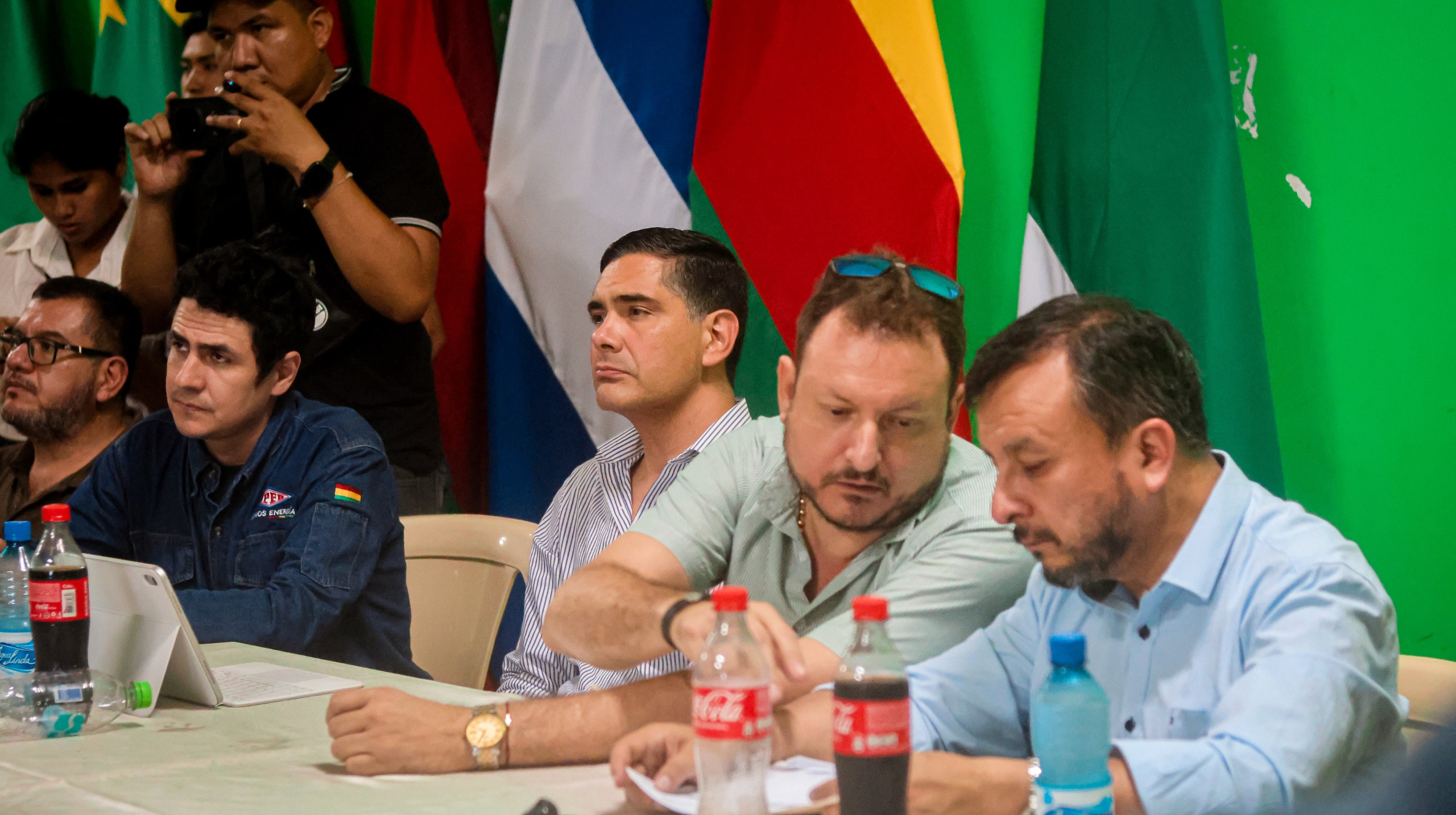 Los ministros Oscar Mario Justiniano y Mauricio Medinaceli en la reunión con los cívicos del Beni. Foto: Ministerio de Desarrollo