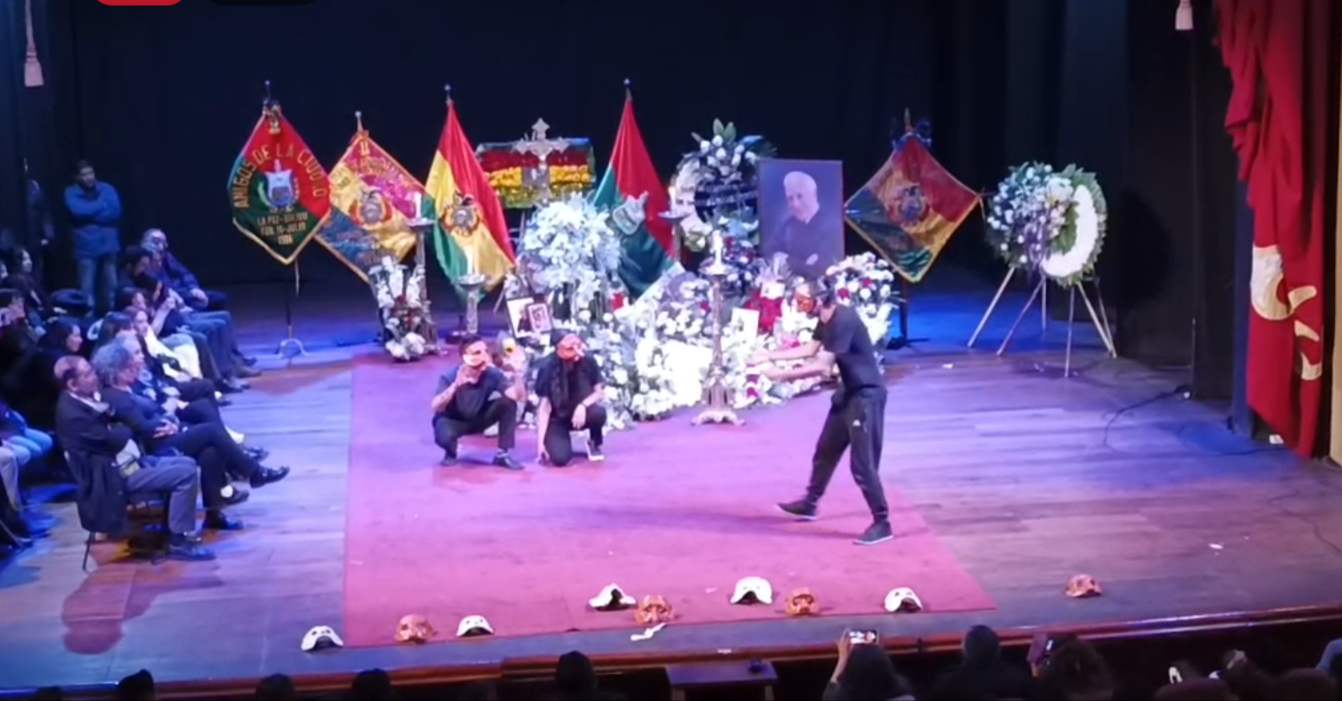 Artistas se presentan en el Teatro Municipal de La Paz. Foto: Captura de pantalla