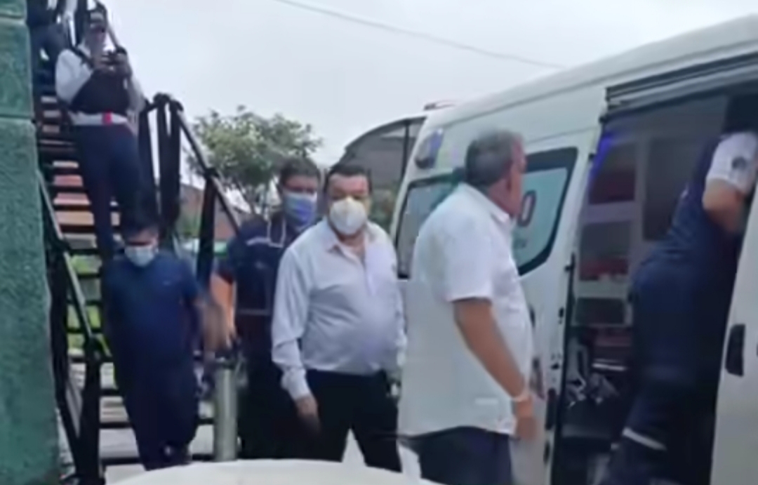 El alcalde Jhonny Fernández es conducido a una ambulancia. Foto: Captura de video.