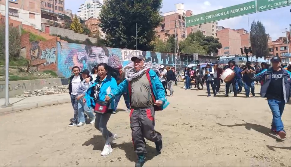El alcalde Iván Arias realiza un recorrido por ambas obras. Foto: Captura de video