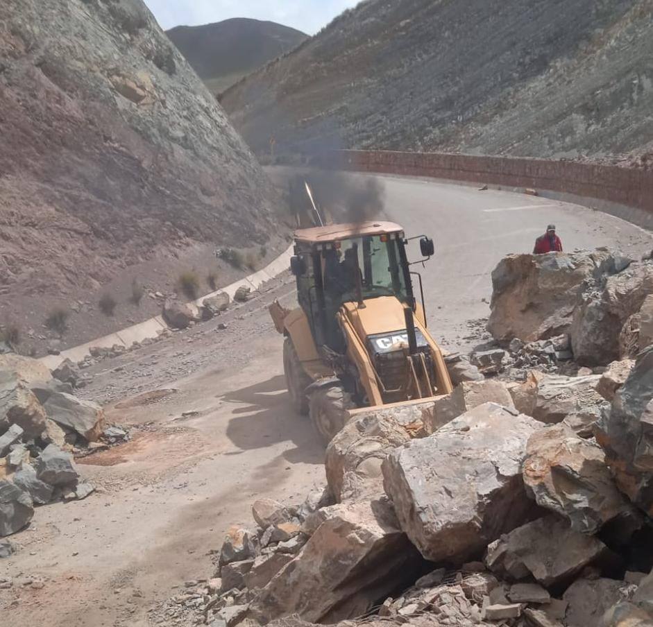 Trabajo de la ABC para liberar el tramo Caracollo–Colquiri. Foto: ABC.