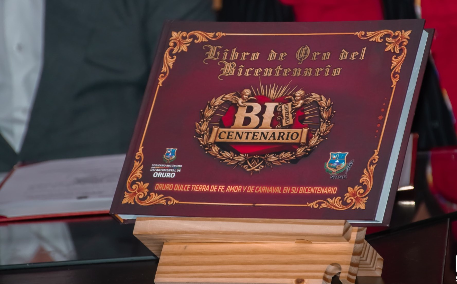 Libro de Oro del Bicentenario de Oruro. Foto: GADO.