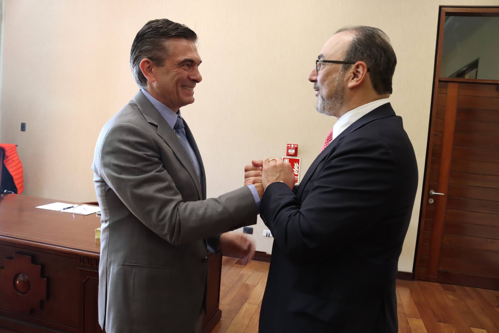 El presidente de Bolivia, Rodrigo Paz, estrecha las manos del presidente de la CAF, Sergio Díaz-Granados. Foto: Presidencia.