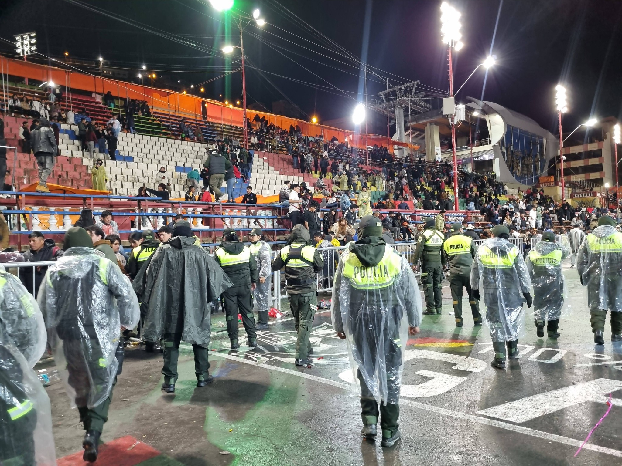 Policía realiza el "barrido final" a la conclusión del Carnaval de Oruro. Foto: Comando Departamental de la Policía de Oruro.