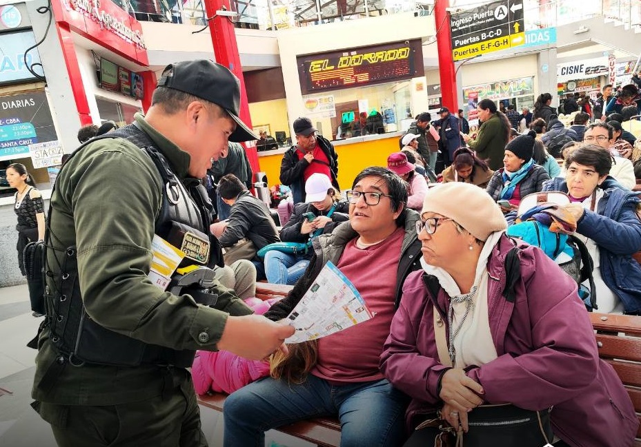 Policía Turística socializa cómo viajar de forma segura. Foto: Terminal de Buses La Paz.