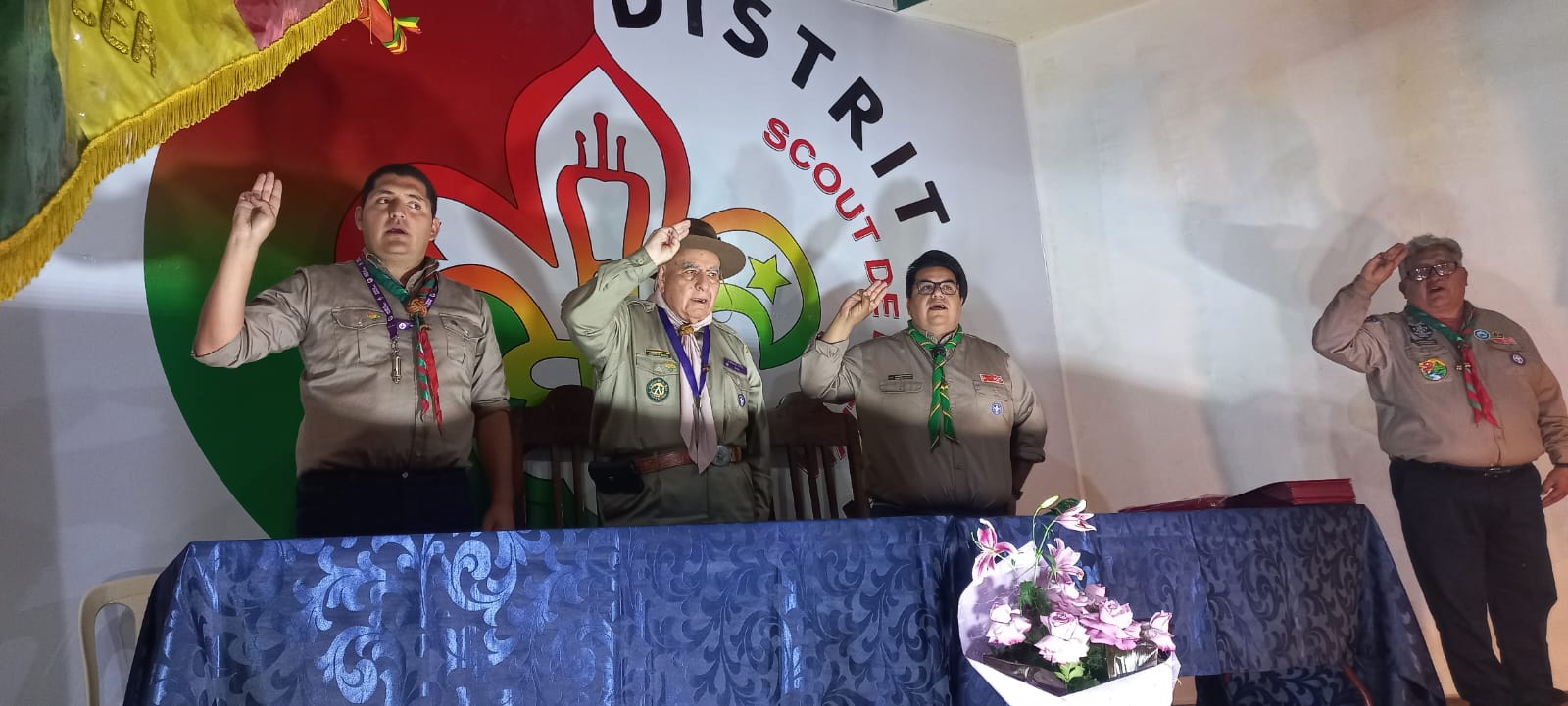 Fernando Poppe (centro) durante el acto en el que recibió la Alpaca de Plata, en La Paz. | Foto: ASB